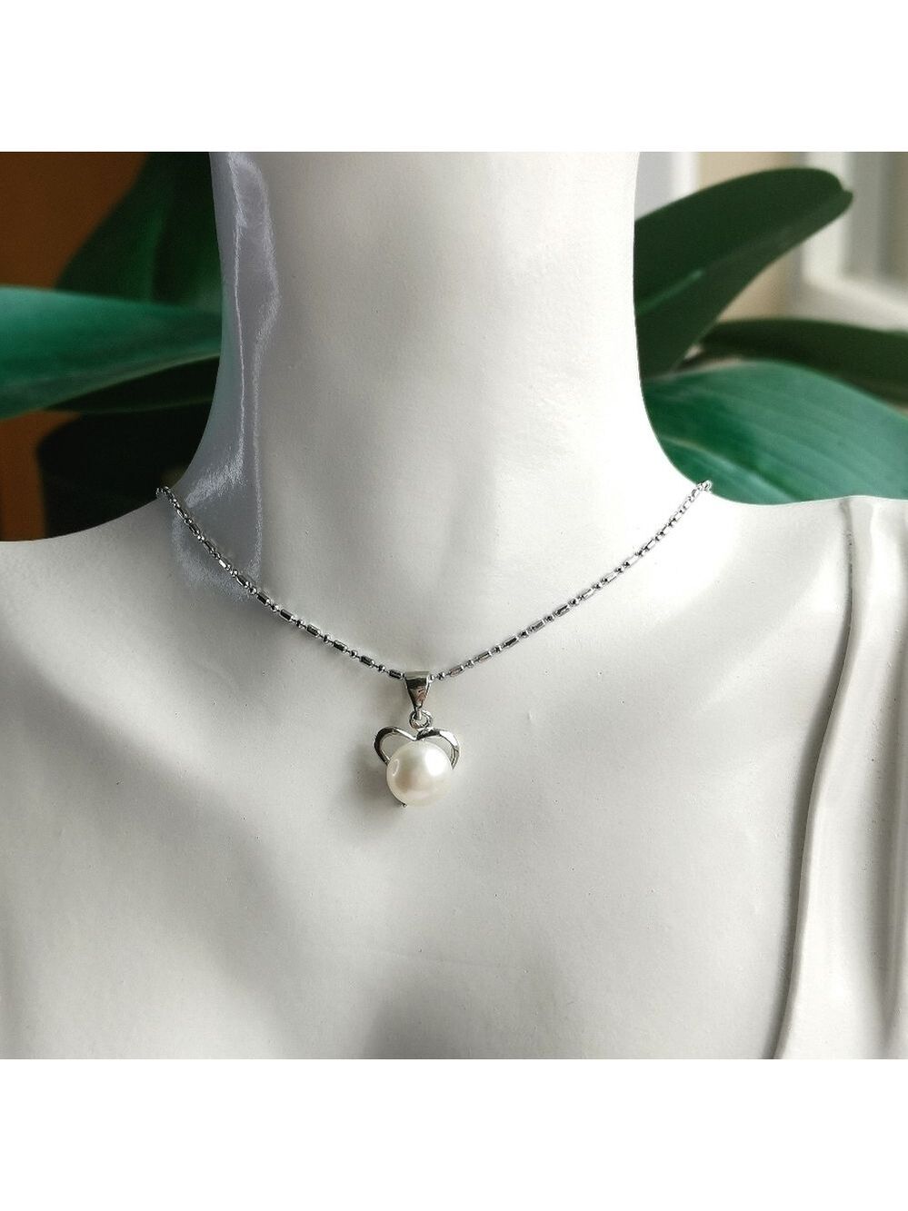 White Pearl pendant necklace in heart shaped setting 🆕
